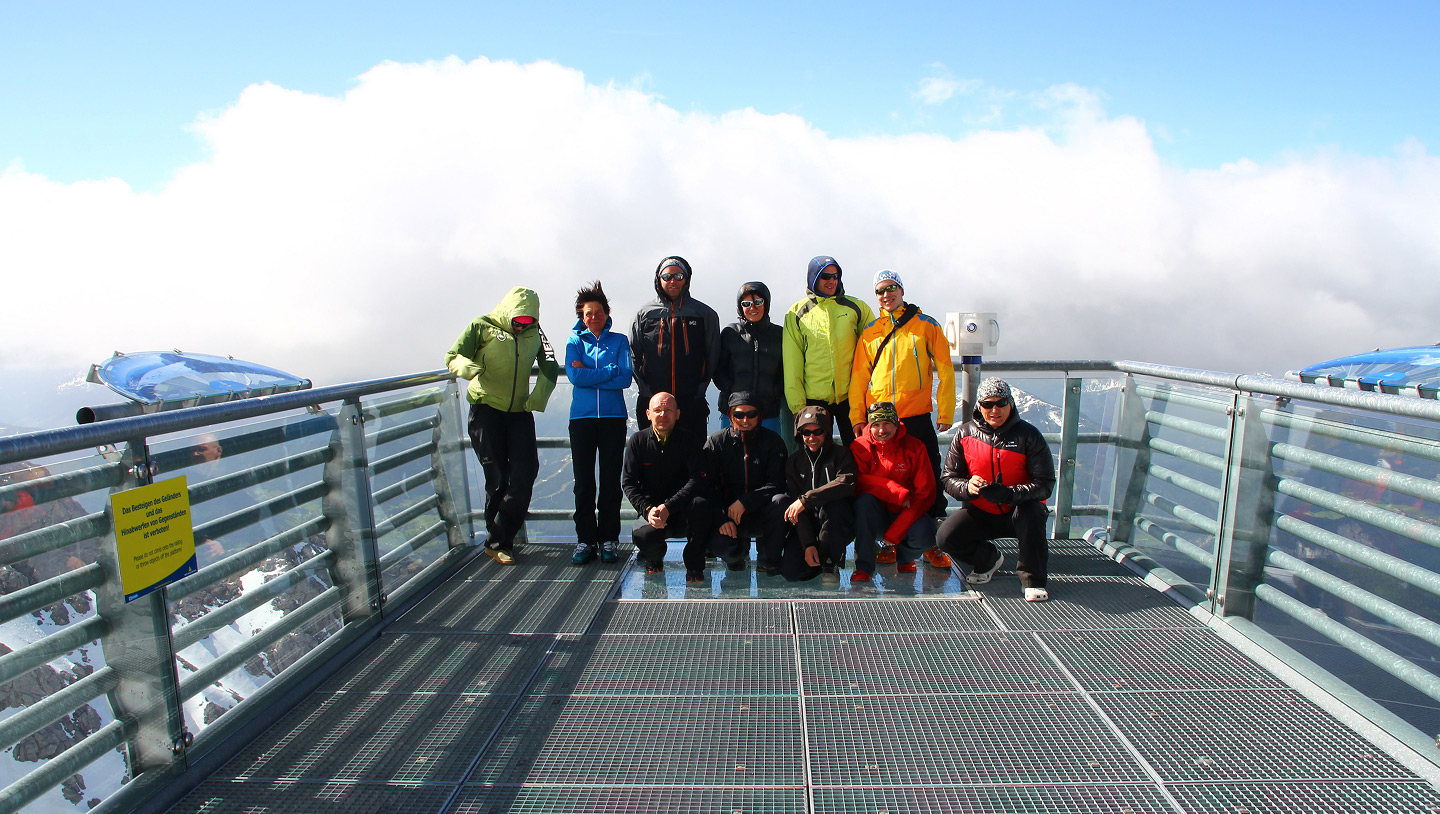 Team des Dachsteingletscher-Projekts auf der Dachstein-Aussichtsplattform.